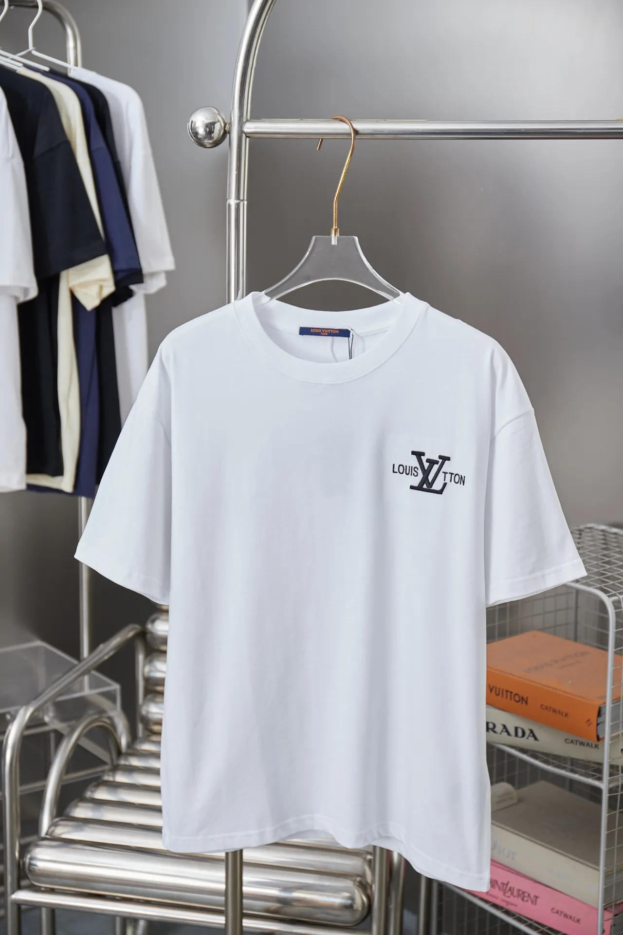 🅿️180 1V 25SS early spring new style Short sleeves with embroidered LV letters Light luxury Essential item for daily commuting for men and women Correct version Welcome to compare Detailed features · 320g 100% pure cotton double yarn jersey fabric · Custom dyed special thickening in the same vat 32 pieces double-strand 1X1 thread · Imported Tajima machine appliqué embroidery LV letter technology · Double needle stitching cross-stitch technology · Original main mark, washable tag, brand moisture-proof paper packaging Color: black/white Size: S/M/L/XL